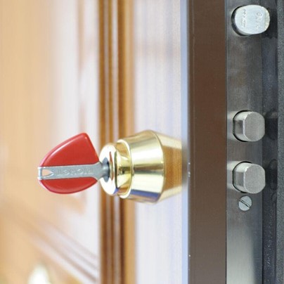 ¿Cuál es el mantenimiento correcto de una puerta de seguridad?