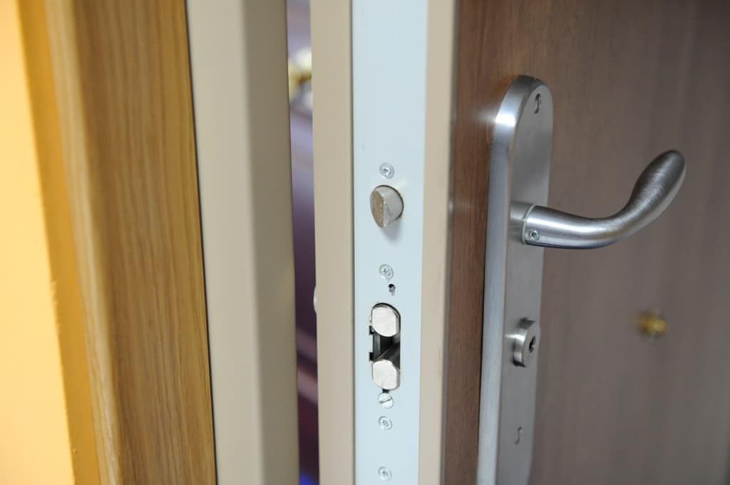 7 señales de que necesitas cambiar tu puerta de entrada