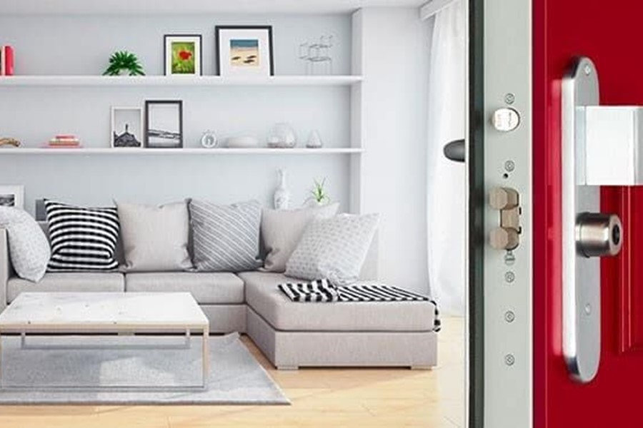 ¿En qué se diferencia una puerta acorazada de una blindada?