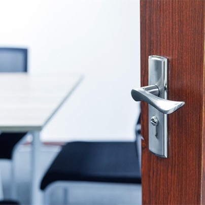 La importancia de los pernos para unas puertas seguras