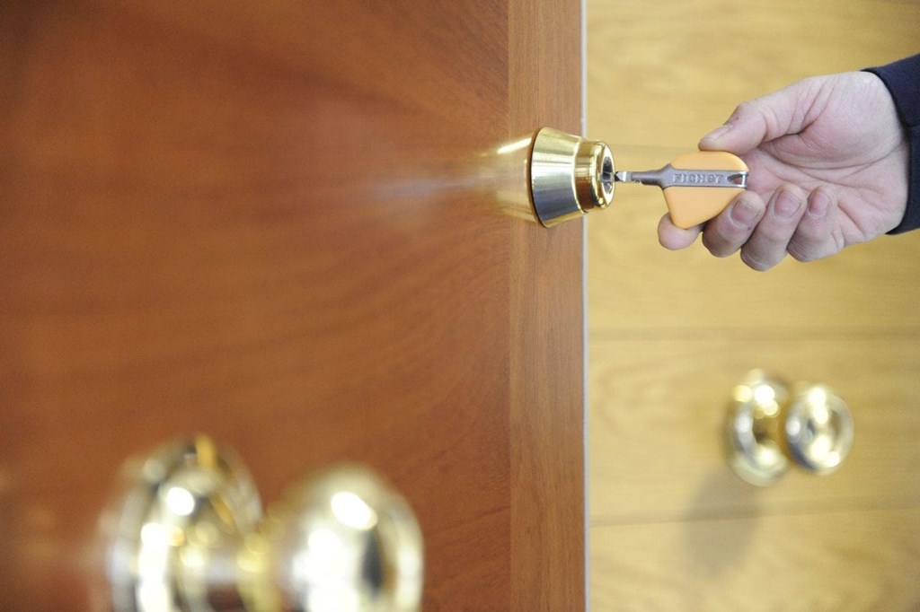 Seguridad 360º: cómo combinar puerta, cerradura y alarma para crear un hogar inexpugnable