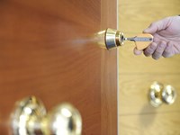 Seguridad 360º: cómo combinar puerta, cerradura y alarma para crear un hogar inexpugnable