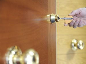 Seguridad 360º: cómo combinar puerta, cerradura y alarma para crear un hogar inexpugnable