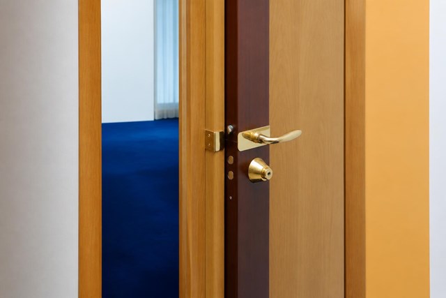 Su negocio protegido: mantenimiento de puertas de seguridad en A Coruña - Imagen 1